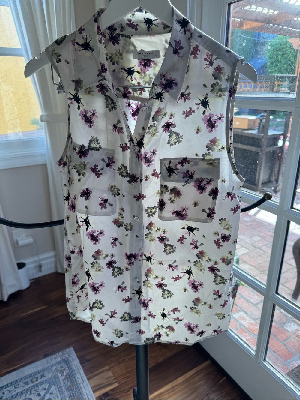 Equipment Femme Woman Sleeveless White Floral Button-Front Blouse size medium